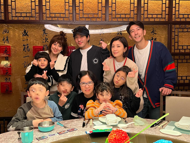 穿越光影：一場(chǎng)關(guān)于演員賈靜雯個(gè)人資料的咖啡館對(duì)話