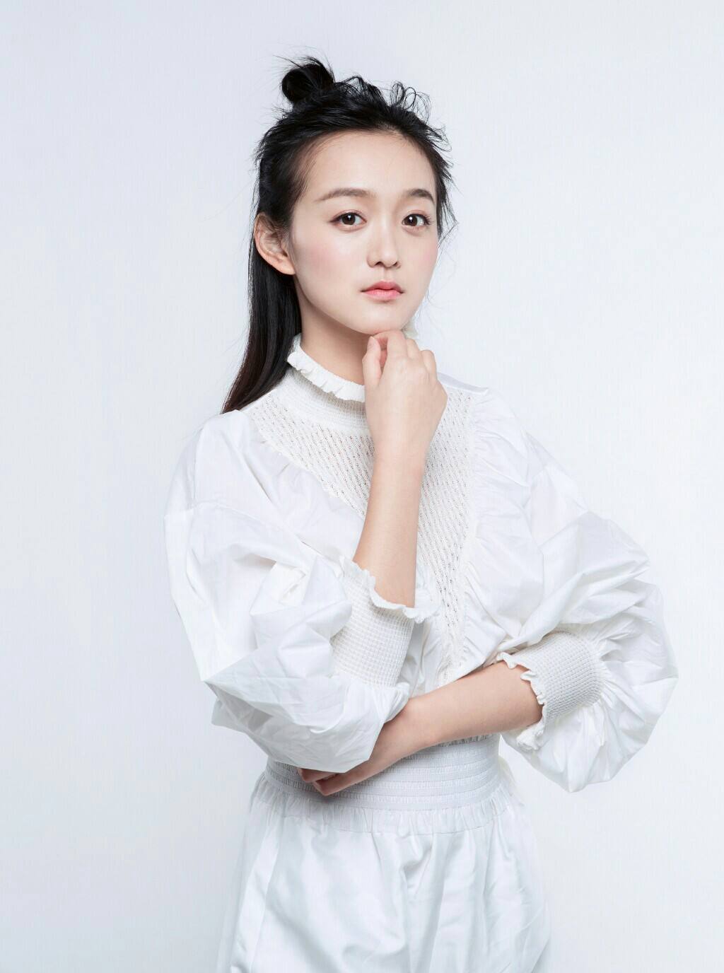 何泓姍個人資料圖片深度解析：探秘?zé)赡槐澈蟮亩嗝骥攘? class=