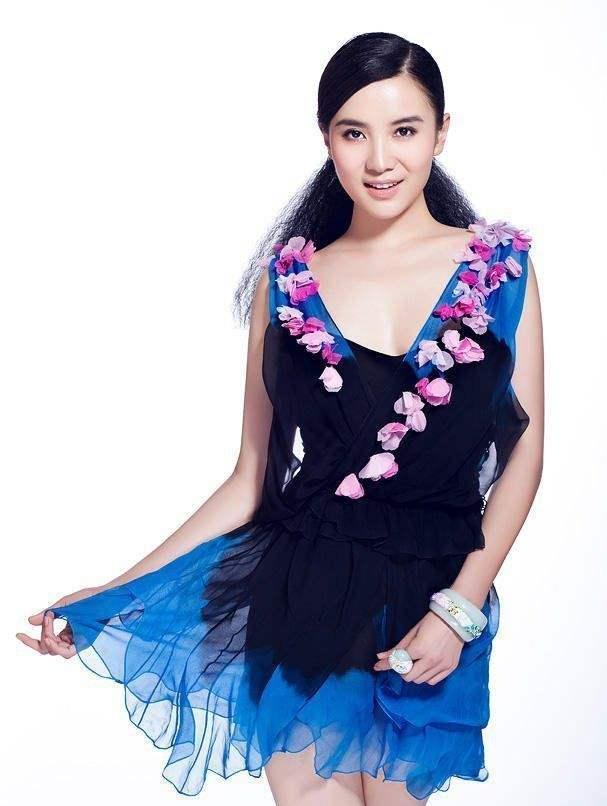 鐘楚曦的個(gè)人資料全解析:演藝生涯與時(shí)尚風(fēng)格深度探秘