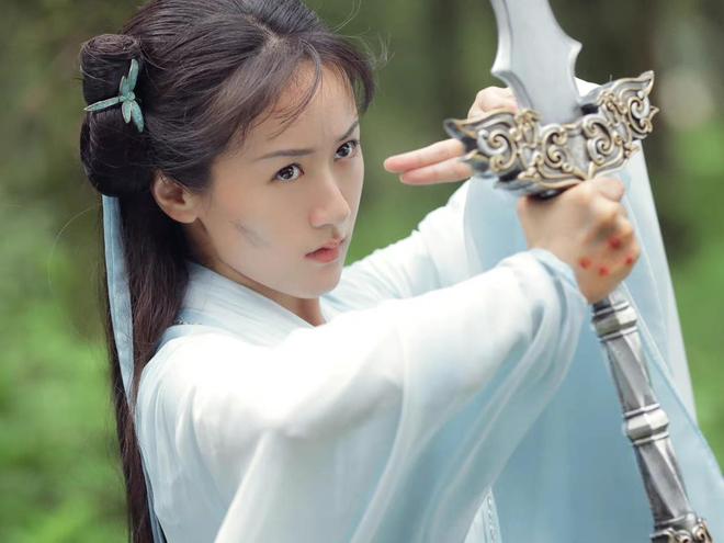影視演員唐嫣個人資料深度解析:從出道到熒幕女王的蛻變之路