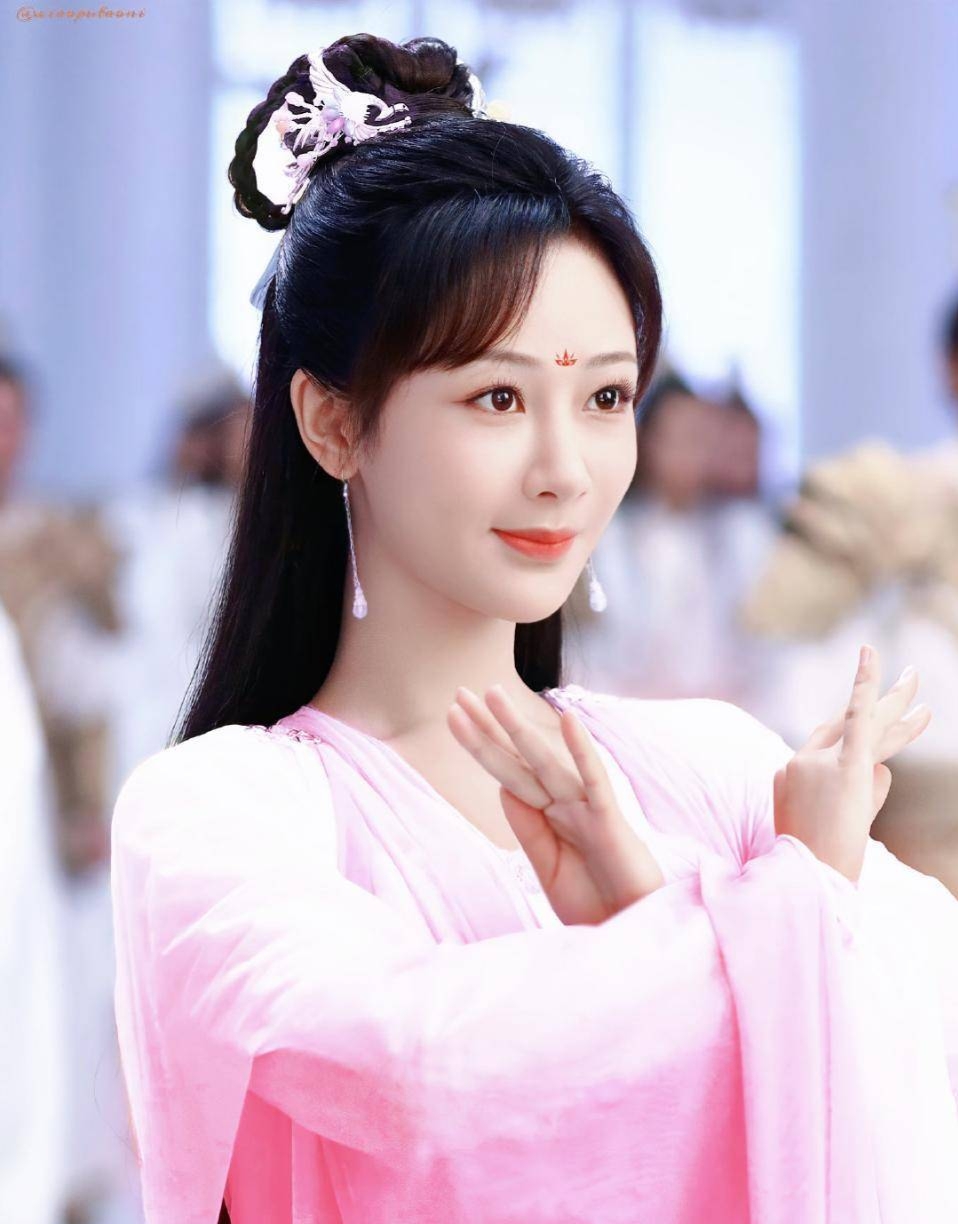 楊紫父母資料簡介:深度解析其家庭背景與對(duì)楊紫成長的影響