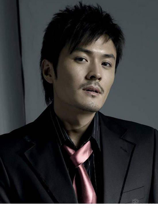 演員于小偉微博深度解析：從動(dòng)態(tài)到互動(dòng)，全面了解他的演藝與生活