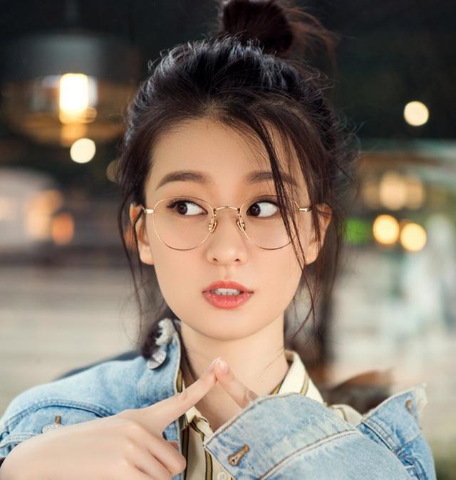 喬欣家庭背景深度解析:探秘?zé)赡粌?nèi)外的人生底色與成長(zhǎng)軌跡
